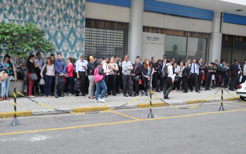 Bancários do Câmbio mobilizados durante protesto realizado em maio de 2016 contra a transferência para o Núcleo Vila Leopoldina Foto: Paulo Pepe