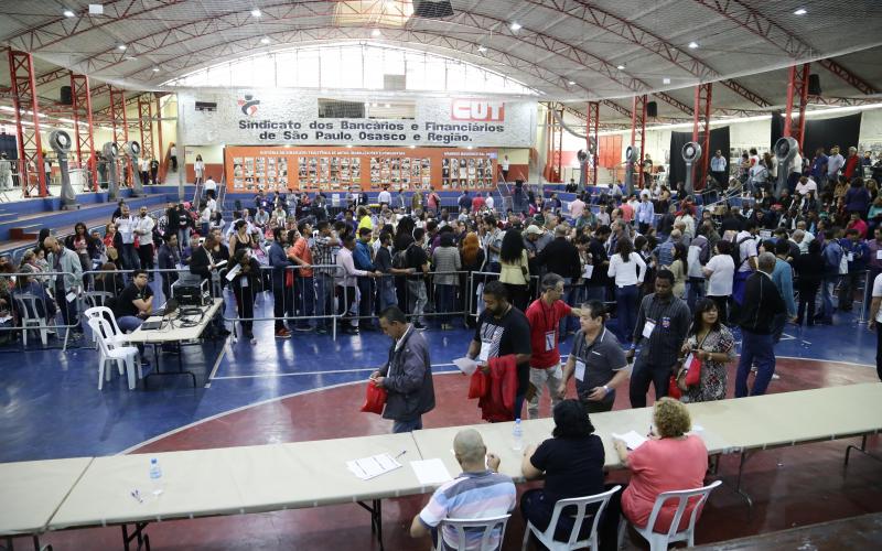 Mesários e fiscais de urna na Quadra dos Bancários, no primeiro dia da eleição Foto: Jailton Garcia