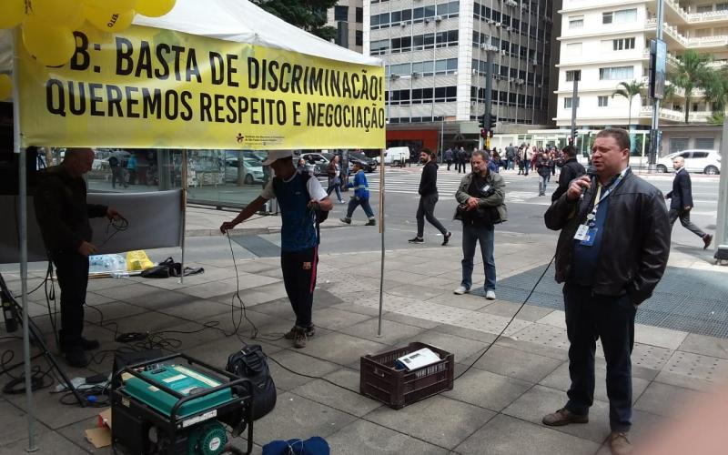 Dirigente Getúlio Maciel fala em defesa da Cassi na manifestação Foto: Seeb-SP