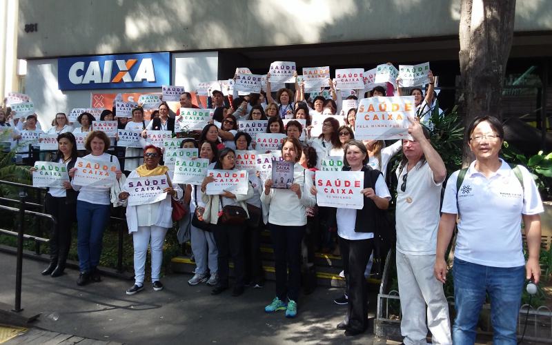 Empregados vestiram branco em dia de luta contra o desmonte do Saúde Caixa Foto: Seeb-SP
