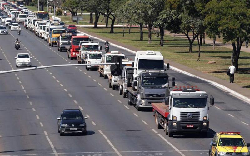 Motoristas fazem protesto na Esplanada dos Ministérios contra aumentos sucessivos nos preços dos combustíveis Foto: Antonio Cruz/Agência Brasil