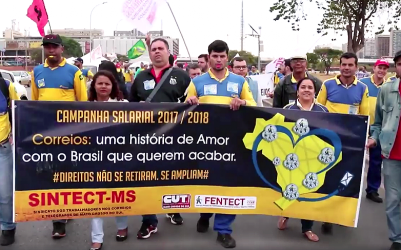 Funcionários em passeata em Brasília denunciam desmonte pelo governo Temer da empresa que chegou a ser a estatal mais bem avaliada pelos brasileiros Foto: Fentec/Facebook/Reprodução