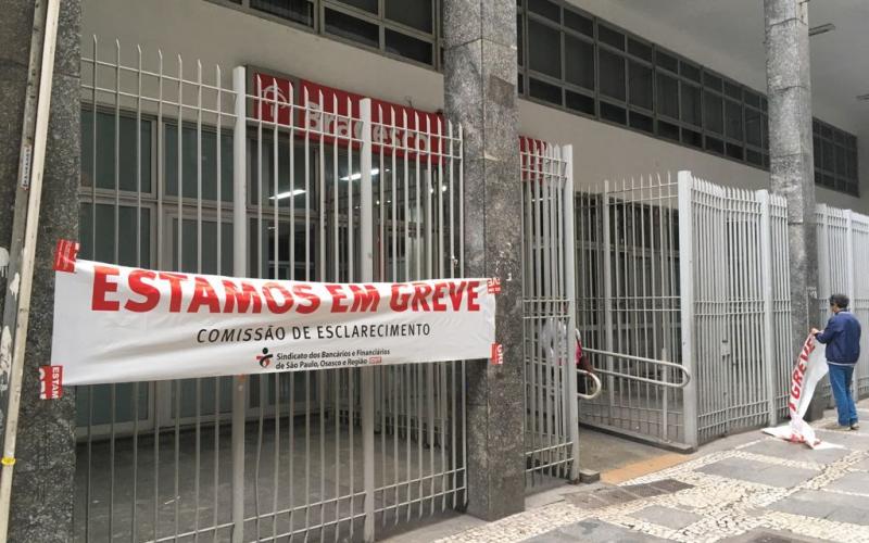 Agências em São Paulo, Osasco e nas cidades da região paralisam as atividades na greve contra a reforma da Previdência Foto: Seeb-SP
