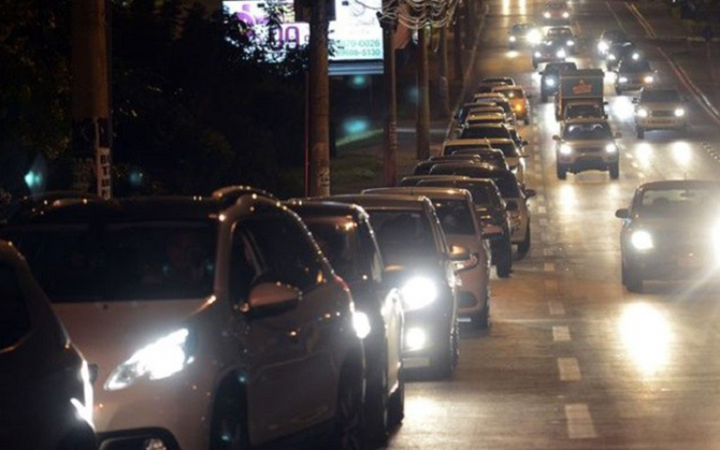 Uma cena que há tempos não se via: fila de carros em postos de gasolina em Brasília Foto: Marcello Casal Jr./Agência Brasil