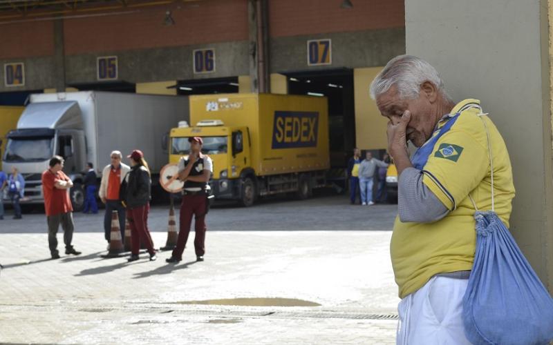 Trabalhador dos Correios no Centro de Tratamento de Encomendas de Benfica (Rio de Janeiro), durante a greve dos Correios Foto: Tânia Rêgo/Agência Brasil