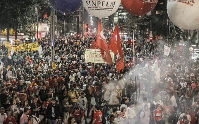 Ato na Paulista contra desmontes trabalhista e da Previdência começou no final da tarde e terminou na Prefeitura de SP Foto: Mídia NINJA