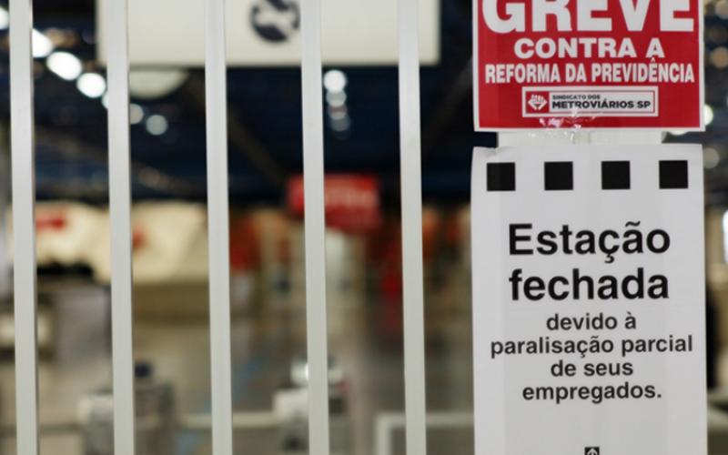 População que não está organizada nas mobilizações pode contribuir emperrando o consumo de bens e serviços nesta sexta Crédito: Paulo Iannone/Framephoto/Folhapress