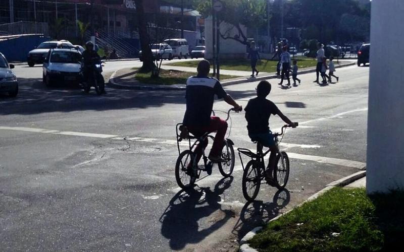 Na maior parte da periferia paulistana, ciclistas e pedestres têm de disputar espaço com os carros e acabam aumentando os números de vítimas, inclusive fatais, do trânsito da capital Foto: Ciclocidade