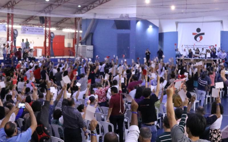 Assembleia lotada, na noite de 27 de fevereiro, aprovou a contribuição sindical para fortalecer a luta Foto: Seeb-SP