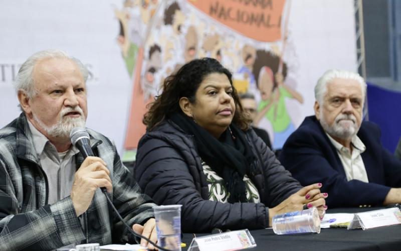 Ivone Silva, presidenta do Sindicato dos Bancários de São Paulo, Osasco e Região, entre o coordenador do MST, Pedro Stédile (com o microfone) e o senador Jaques Wagner (PT-BA) Foto: Jailton Garcia/Contraf-CUT