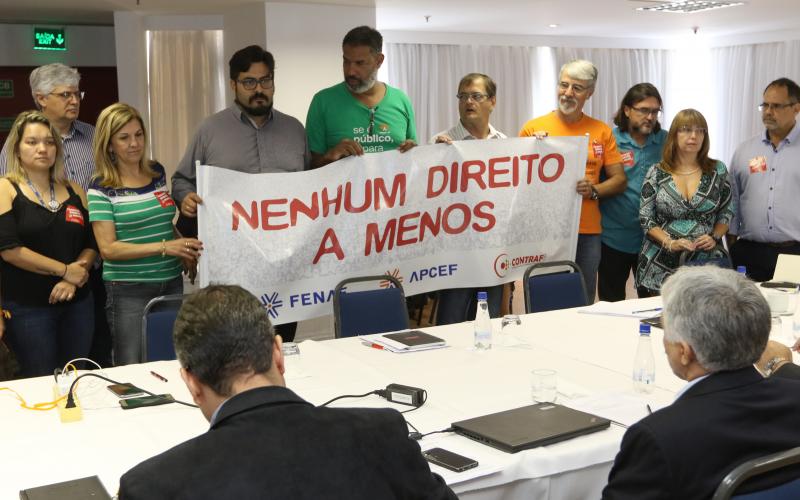 Dirigentes protestam durante negociação com representantes do banco no dia 7 de abril Foto: Augusto Coelho