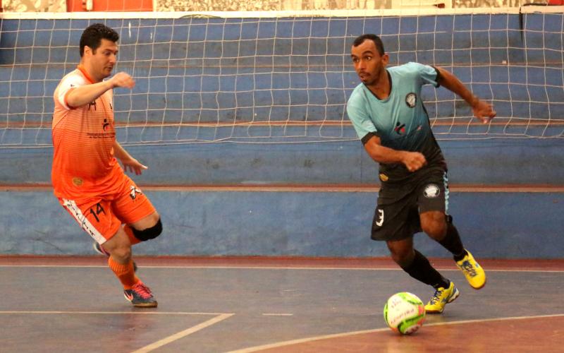 Disputa pelo primeiro lugar foi entre os times Família FC (laranja) e Deu Kâimbra FC (azul) Foto: Anju