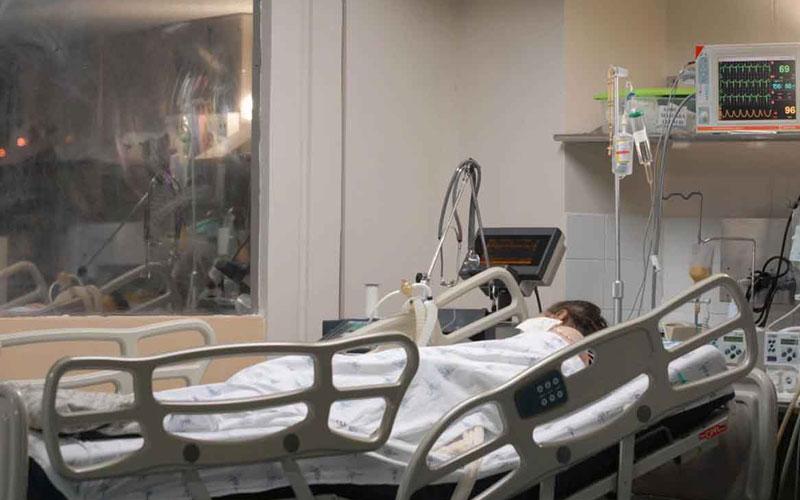 Foto: Marcello Casal Jr / ABr Paciente em uma maca de hospital, na UTI