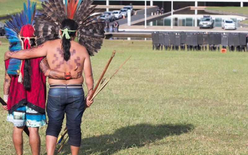 Índios e PM entram e confronto em frente ao Congresso Nacional (abril de 2017) Foto: Lula Marques/AGPT