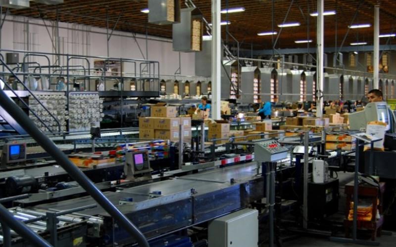 A cada ano a indústria perde importância, no Brasil. Na década 80, a participação industrial era de 30% do PIB e, atualmente, é de apenas 10,4% MARK F. LEVISAY/CREATIVE COMMONS