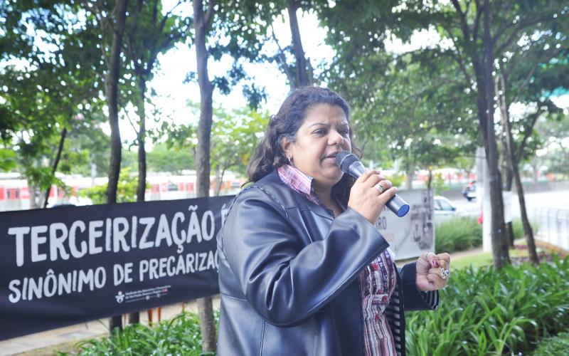 Ivone Silva em ato por emprego bancário decente e contra a terceirização Foto: Mauricio Morais