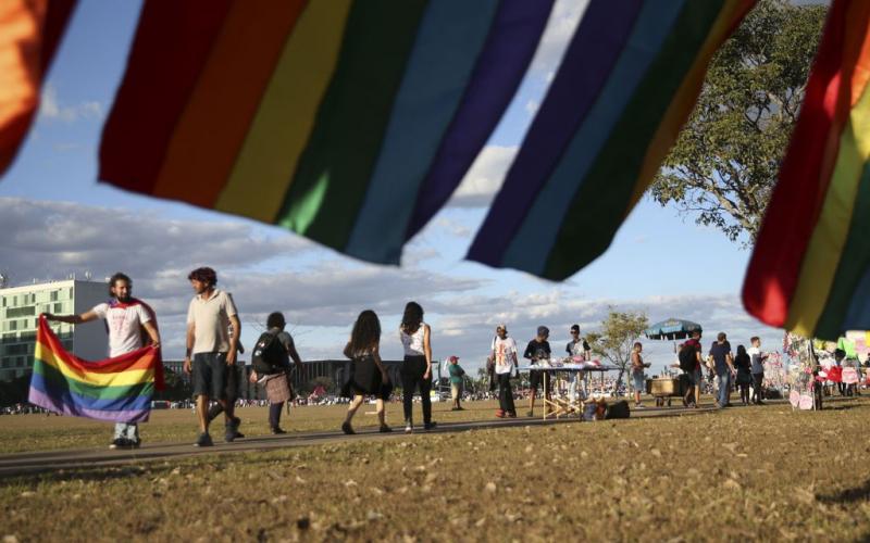 Foto: José Cruz/Agência Brasil Bandeiras LGBT e pessoas na Esplanada dos Ministérios, na 21ª Parada do Orgulho LGBT de Brasília, em 2018