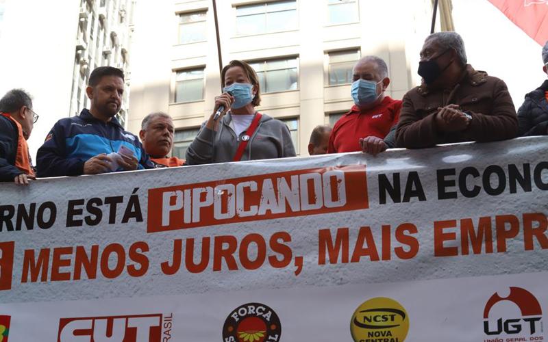 Marta Soares, diretora executiva do Sindicato, durante protesto contra aumento da taca Selic e política abusiva de juros (Foto: Roberto Parizotti) Marta Soares, diretora executiva do Sindicato, durante protesto contra aumento da taca Selic e política abusiva de juros (Foto: Roberto Parizotti)