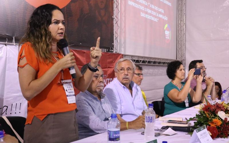 Juvandia Moreira, vice-presidenta da Contraf, fala em mesa do FSM sobre capital especulativo Foto: Seeb-SP