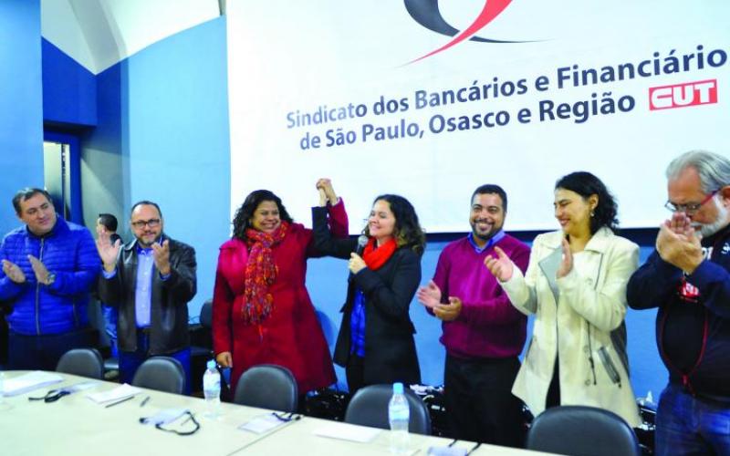 Atual presidenta Juvandia Moreira saúda a eleita Ivone Silva ao final da apuração, em abril, na Quadra dos Bancários Foto: Maurício Morais