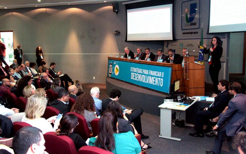 Juvandia Moreira, presidenta do Sindicato, fala em seminário que antecedeu lançamento da Frente Parlamentar Mista em Defesa dos Bancos Públicos Foto: Guina Ferraz / Contraf-CUT