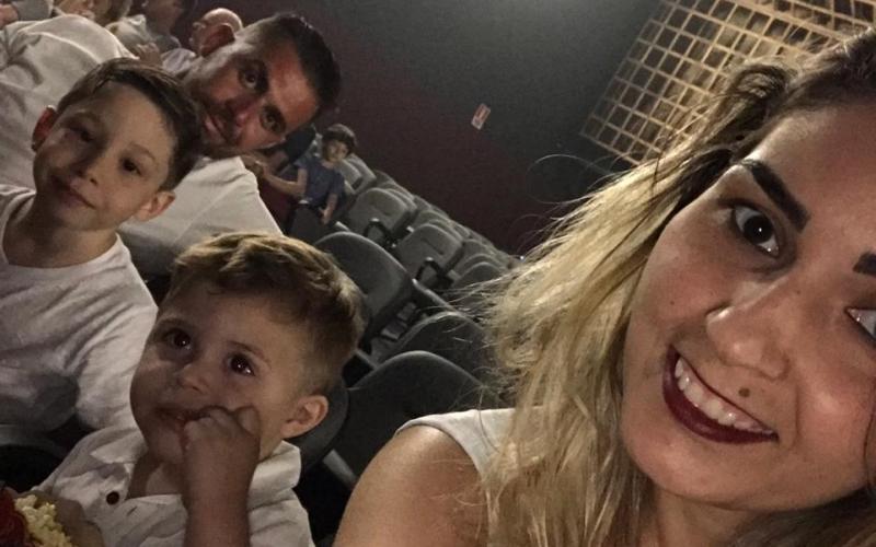 Letícia com a família durante a apresentação de Shrek, o Musical Foto: Divulgação