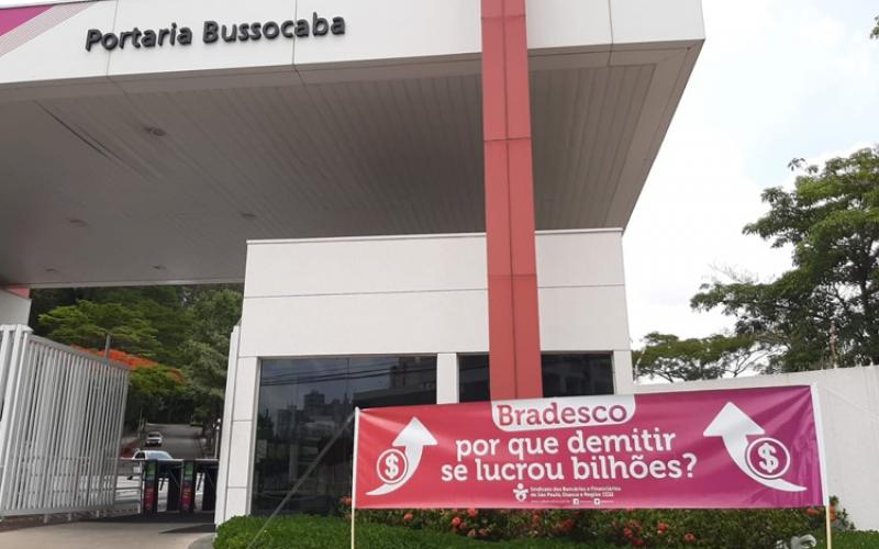 Protesto do Sindicato dos Bancários de São Paulo, Osasco e Região realizado em frente a sede do Bradesco contra as demissões promovidas pelo banco em plena pandemia do coronavírus Foto: Seeb-SP