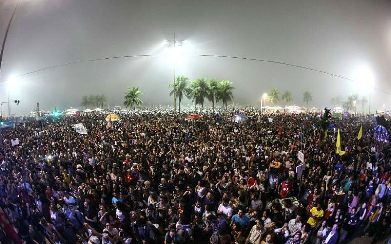 Mesmo com chuva, Copacabana recebeu grande público para o ato-show por 'Fora, Temer!" e eleições diretas para definir a sucessão Foto: Mídia Ninja