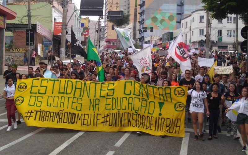 Estudantes saem às ruas em Sorocaba, município de São Paulo Foto: Fabiana Caramez