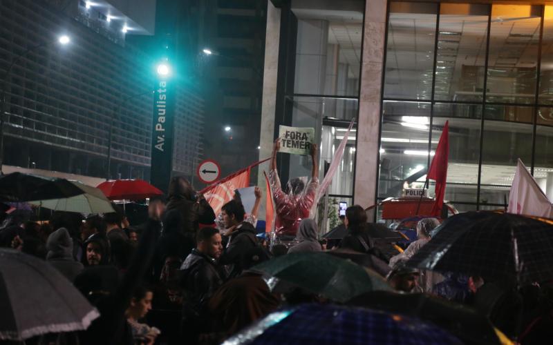 Ato Na Paulista contra Michel Temer, mesmo debaixo de chuva Foto: Lula Marques / AGPT