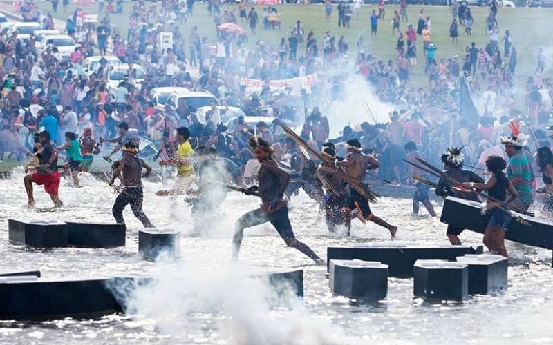 Indígenas que protestavam por direitos em Brasília ficaram feridos em ação violenta da PM Foto: Wilson Dias / Agência Brasil
