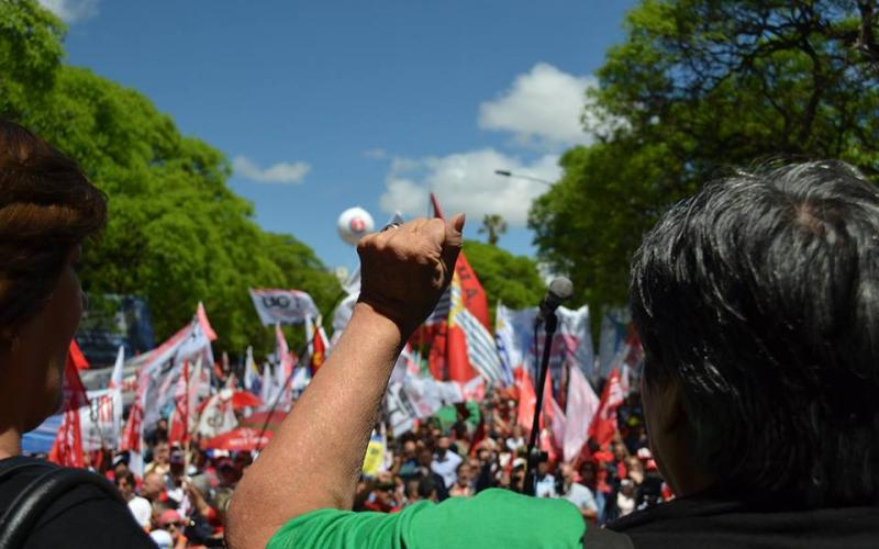 Jornada Continental pela Democracia e contra o Neoliberalismo foi aberta com grande marcha pelas ruas de Montevidéu Foto: Divulgação
