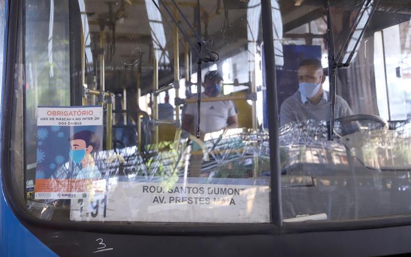 Nesta segunda, começou a valer o decreto sobre a obrigatoriedade do uso de máscaras no transporte público na capital, além no transporte individual, como táxis e aplicativos Foto: Fernanda Sunega