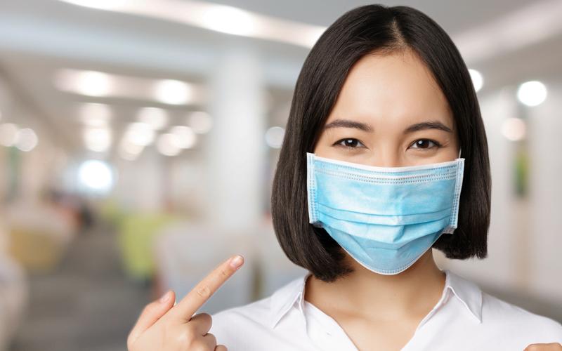 Imagem: Freepik Imagem de uma mulher, no local de trabalho, de máscara
