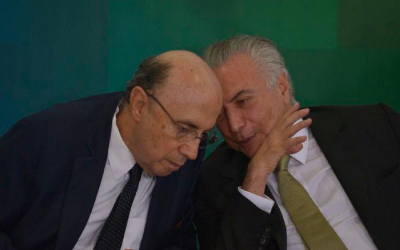 O ex-ministro da Fazenda, Henrique Meirelles, e Temer, responsáveis pelo desinvestimento no país: sociedade brasileira só perdeu com o golpe Foto: José Cruz / Agência Brasil