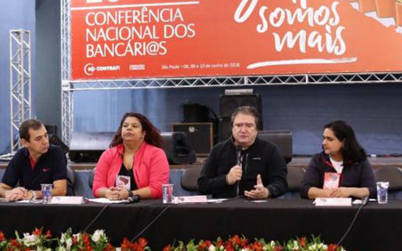 Pedro Estevam Serrano ao lado da presidenta do Seeb-SP, Ivone Silva (esq.) e Rosalina Amorim (Seeb-PA); à direita, Nilton Damião (Fetraf-RJ/ES) Foto: Jailton Garcia/Contraf-CUT