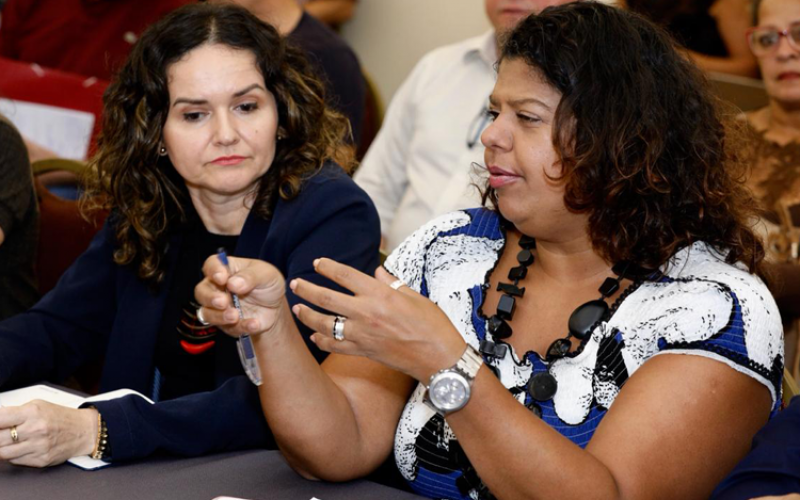 Ivone Silva (à dir.), presidenta do Sindicato, e Juvandia Moreira, coordenadoras do Comando Nacional dos Bancários, em mesa com a Fenaban Foto: Seeb-SP