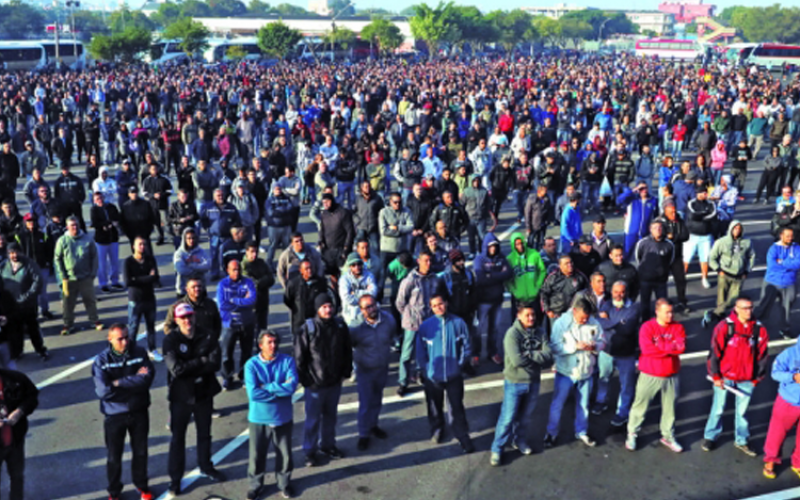 Assembleia na Mercedes, em São Bernardo: paralisação começou há nove dias Foto: Edu Guimarães/SMABC