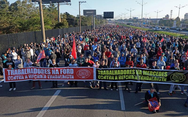 Metalúrgicos do ABC em protesto, na manhã desta terça-feira, contra reforma trabalhista Foto: Edu Guimarães / SMABC