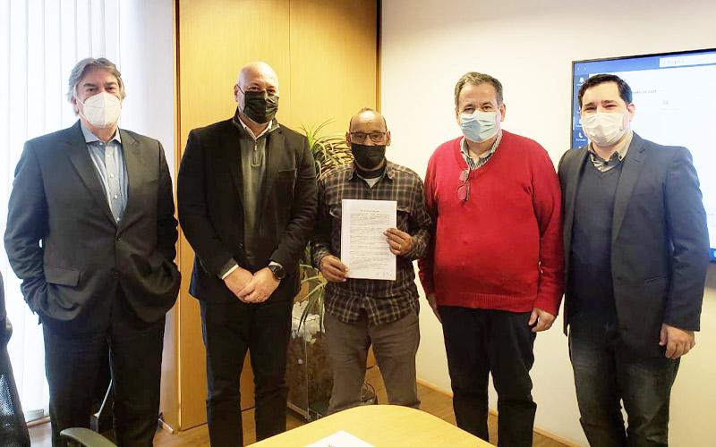 Jair Alves (ao centro): "necessidade de organização dos tra-SP)balhadores do ramo"(foto: Seeb Representantes das financeiras e dos financiários na entrega da pauta da categoria