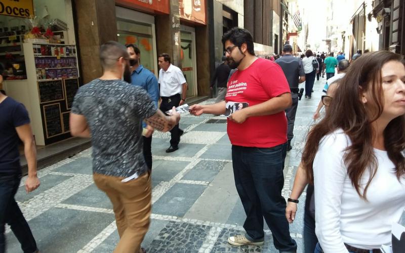 O dirigente sindical e bancário da Caixa Dionísio Reis distribui cartilha sobre os prejuízos da reforma trabalhista no centro de São Paulo Foto: Seeb-SP