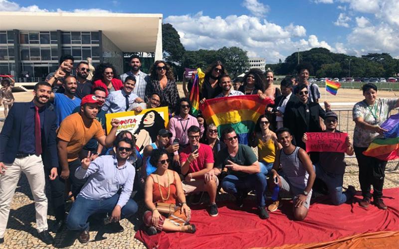 Deputados e ativistas, como a cantora Daniela Mercury, manifestam-se pela criminalização da homofobia, em frente ao STF, durante o julgamento Foto: Reprodução