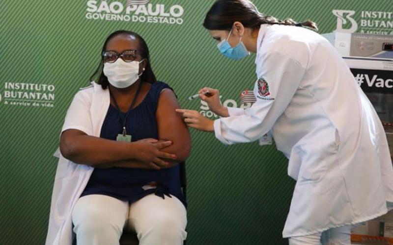 A enfermeira Monica Calazans recebe da enfermeira Jéssica Pires de Camargo a primeira aplicação no Brasil da vacina contra a Covid-19, fora dos ensaios clínicos Foto: Governo do Estado de São Paulo