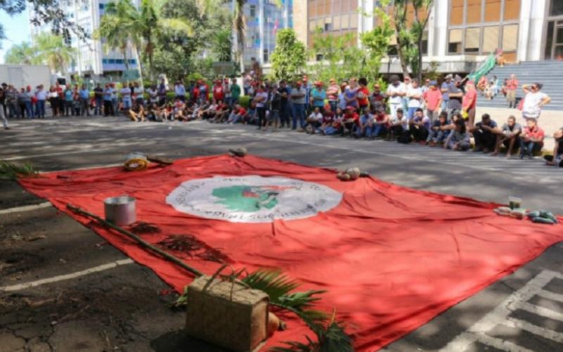 Militantes do MST no RS desocuparam o pátio das sedes do Incra e do Ministério da Fazenda na capital gaúcha e seguem na organização da greve geral Foto: MST