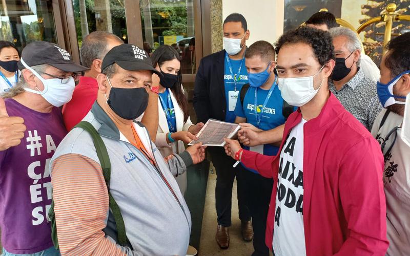 Dirigentes sindicais entregam à presidente em exercício da Caixa, Magda Carvalho, documento contendo reivindicações dos empregados do banco público Foto mostra dirigentes sindicais no Nação Caixa durante entrega de documento contendo reivindicações dos empregados da Caixa