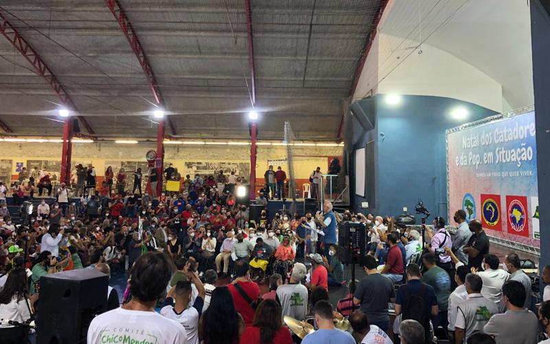 Natal dos Catadores e da População em Situação de Rua - Foto: Twitter/@soutamires_sp Foto mostra parte da Quadra dos Bancários lotada durante o Natal dos Catadores