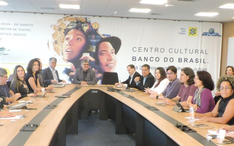 À direita, representantes dos trabalhadores negociam com integrantes do Banco do Brasil Foto: Paulo Flores - Contraf-CUT