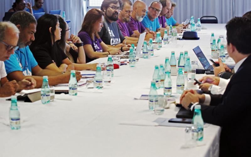 Á esquerda Comissão Executiva dos Empregados negocia com representantes da Caixa Foto: Fenae