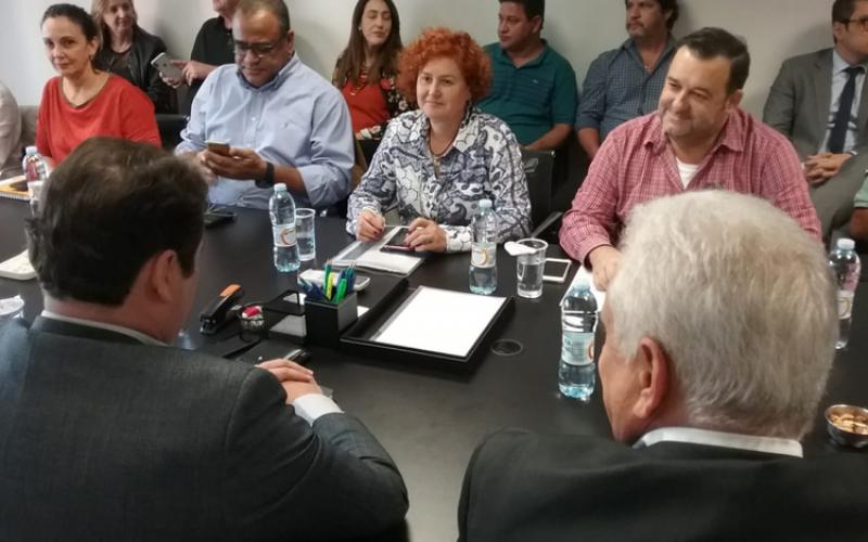 Diretora executiva do Sindicato Maria Rosani (centro) durante negociação com representantes do Santander Foto: Seeb-SP