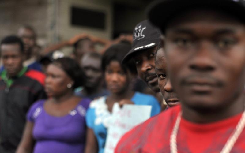 Enquanto a média dos negros é de R$ 11 para homens e R$ 10, para mulheres, para as pessoas brancas é R$ 19 para homens e R$ 17, para mulheres. 'Em todos os estados, os negros recebem 30% menos que os não negros, em média' Foto: MARCELLO CASAL JR/ARQUIVO/AGÊNCIA BRASIL